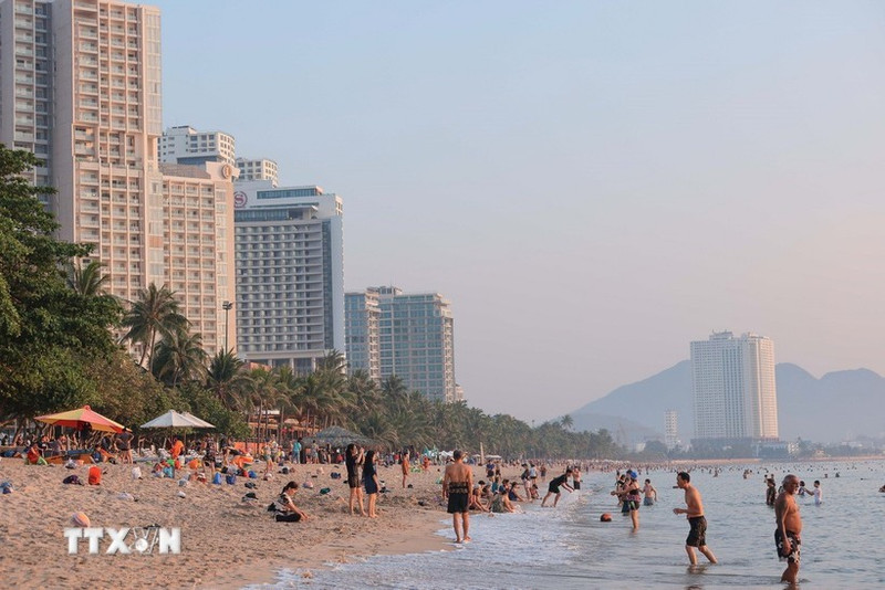 芽庄海滩碧海蓝天，绵延不绝，是众多俄罗斯游客前来休闲娱乐的热门目的地。（图片来源：越通社）