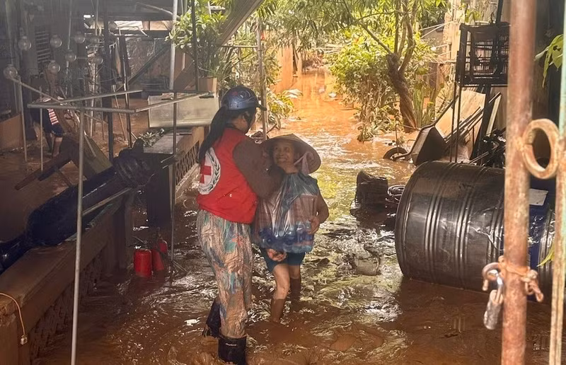 越南红十字会紧急救助乂安省受灾民众。（图片来源：越通社）