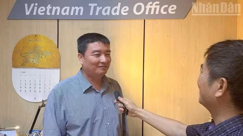 越南驻泰国商务参赞黎友福接受《人民报》驻泰国记者采访。（明胜 摄）