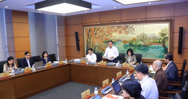 国会代表分组讨论关于越南文化发展的决议草案。（图片来源：越通社）