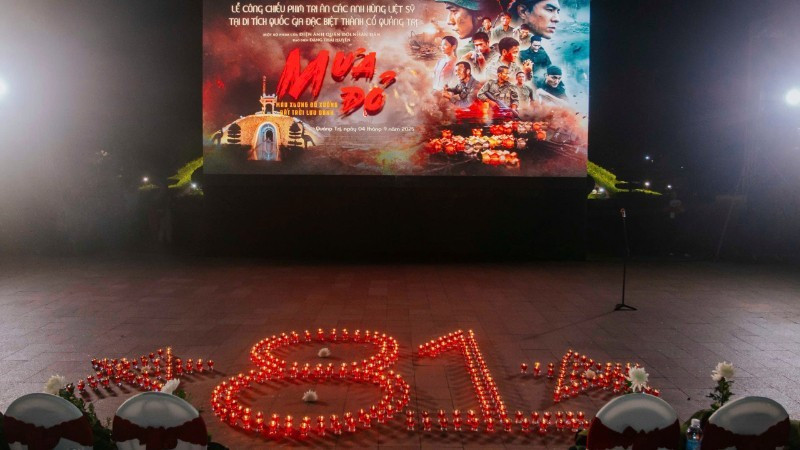 影片《红雨》在广治古城国家特殊遗迹放映。