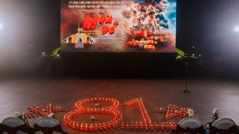 影片《红雨》在广治古城国家特殊遗迹放映。