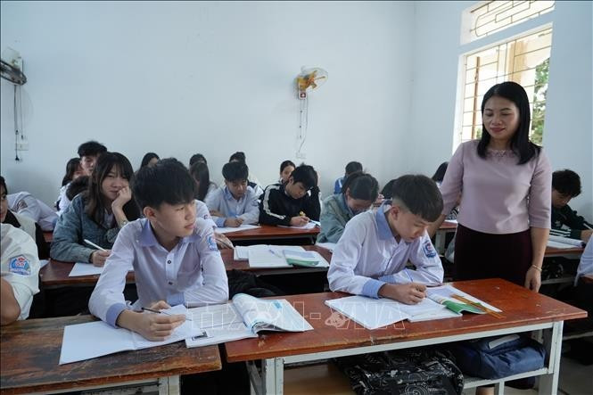 义安省寿成初中学校的师生。（图片来源：越通社）