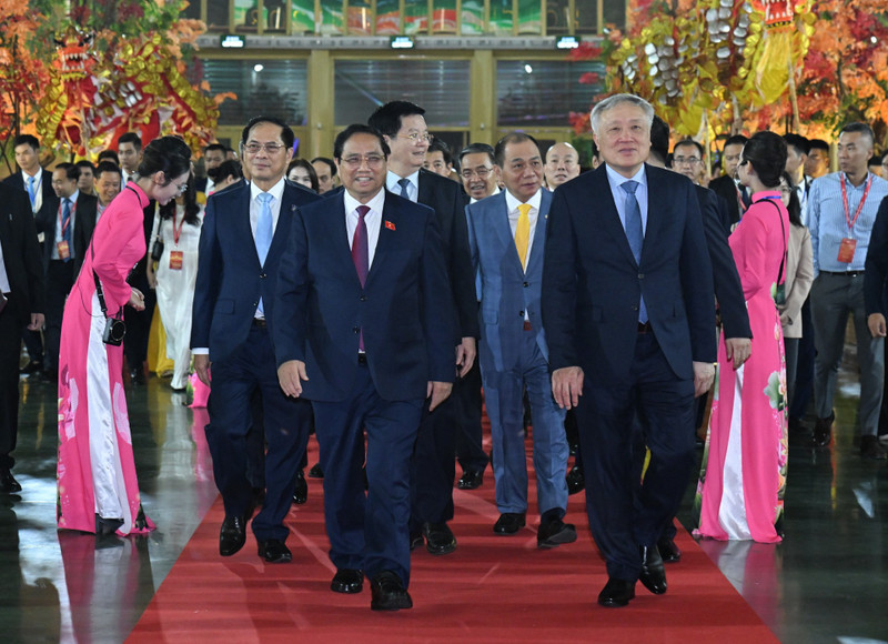 政府总理范明正和各位代表出席2025年首届秋季博览会开幕式。