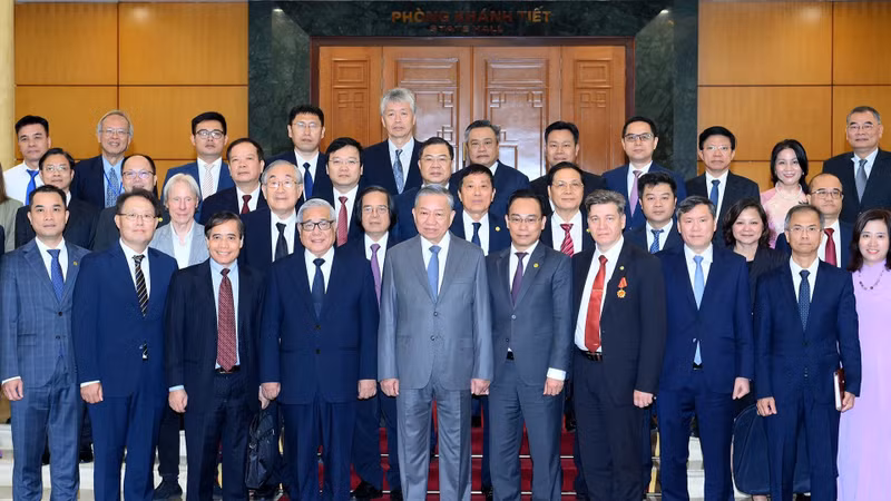 苏林总书记与出席第七次越南学国际研讨会代表合影。