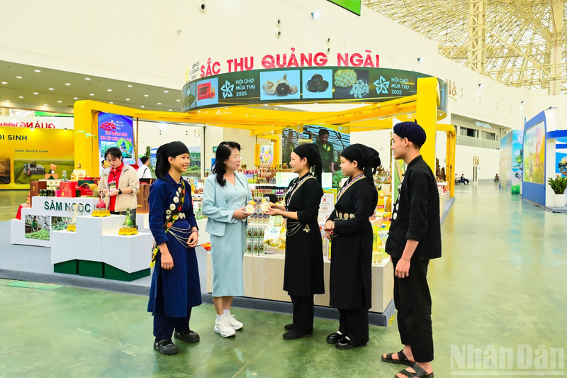 广义省的文化、旅游与美食展示空间布置精美,旨在向国内外各地、企业及投资者全面推介该省的形象、潜力与优势,促进投资、贸易和旅游的发展。
