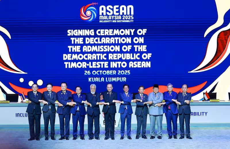 越南政府总理范明正与东盟成员国代表团团长在第47届东盟峰会及相关会议开幕式上合影。