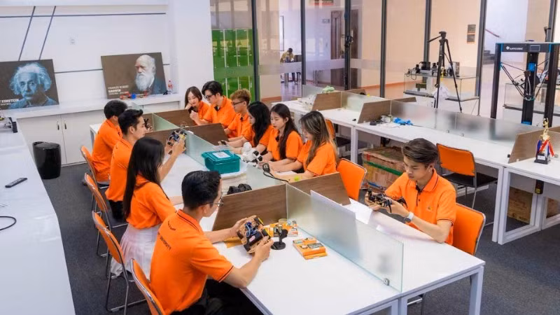 FPT大学生正在上课。