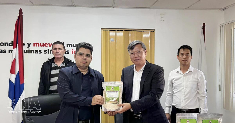 越南驻古巴大使黎光龙（右）向巴方代表象征性移交无偿援助大米。（图片来源：越通社）