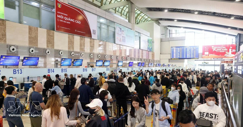 2月13日旅客在机场排队现场。（图片来源：越通社）