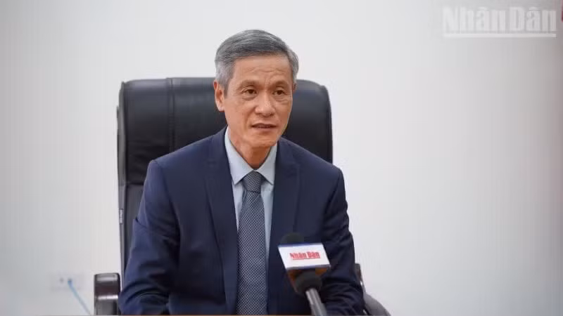 越南驻柬埔寨大使阮明武接受《人民报》社记者采访。