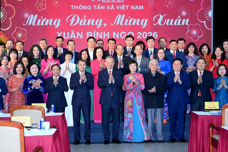 苏林总书记与越通社干部领导合影留念。