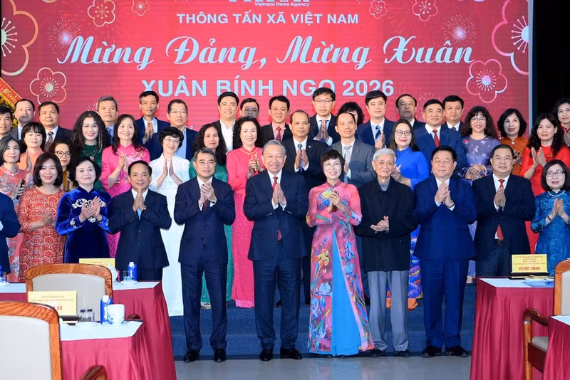 苏林总书记与越通社干部领导合影留念。