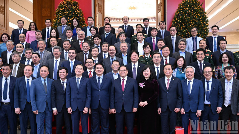 范明正总理同与会代表合影。