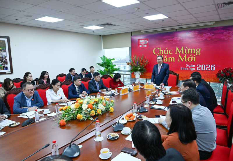 国会主席陈青敏在会上发表讲话。