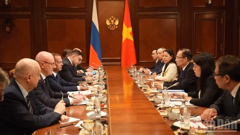 越共中央总书记苏林的特使、越共中央政治局委员、外交部长黎怀忠会见统一俄罗斯党主席德米特里·梅德韦杰夫的场面。