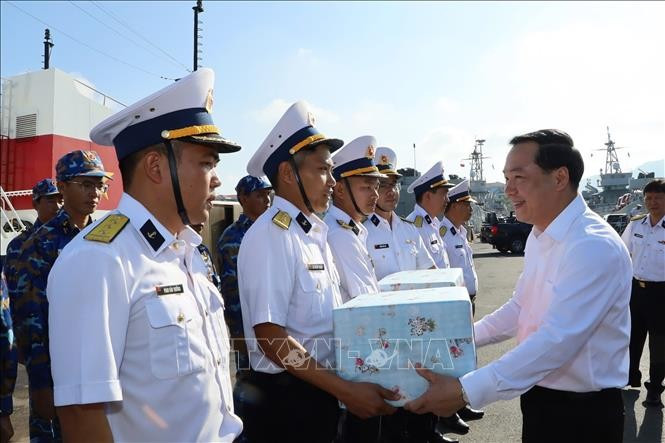 长沙特区人民委员会主席范清廉向赴各岛执行选举任务的海军力量移交投票箱、选民证、选票及相关资料。（图片来源：越通社）