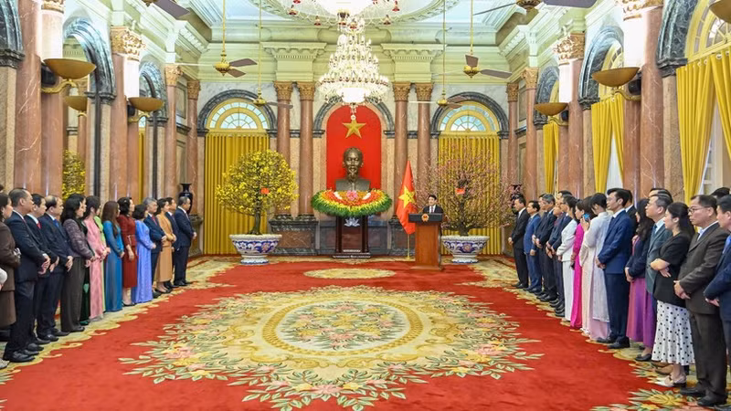 越南国家主席梁强与国家主席办公厅干部举行新春见面会。