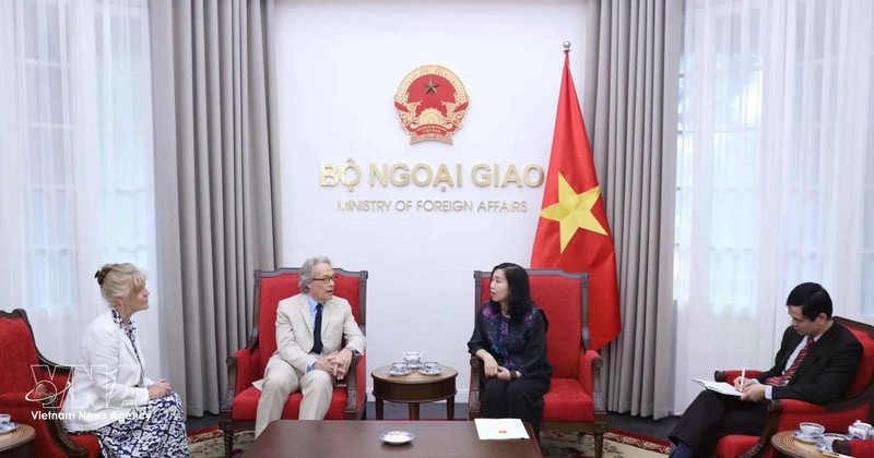 越南外交部副部长黎氏秋姮会见里士满公爵和夫人。（图片来源：越通社）