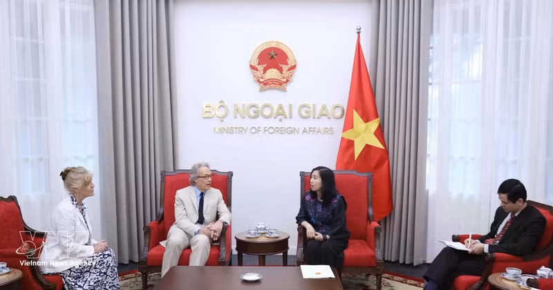 越南外交部副部长黎氏秋姮会见里士满公爵和夫人。（图片来源：越通社）