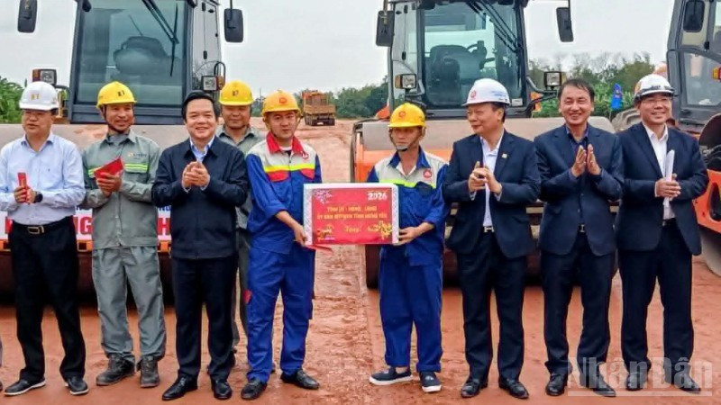 范光玉同志走访慰问新春期间奋战在重点交通工程一线的建设单位和施工人员。