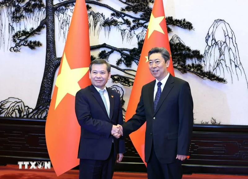 越南最高人民法院院长黎明智（左）与中共中央政法委书记陈文清。