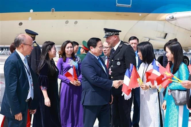 越南驻法国大使丁全胜及大使馆馆员热烈欢迎范明正总理一行。（图片来源：越通社）