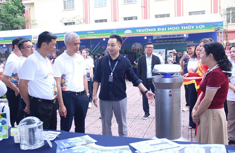 在2025年世界知识产权日之际，与会代表参观了水利大学的“科技与创新产品”展区。（图片来源：新河内报）