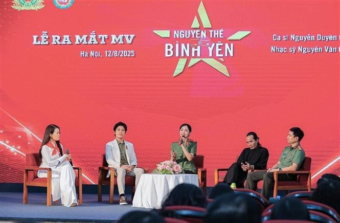 越南歌手阮缘琼介绍音乐短片《誓言守护人民安宁》。（图片来源：越通社）
