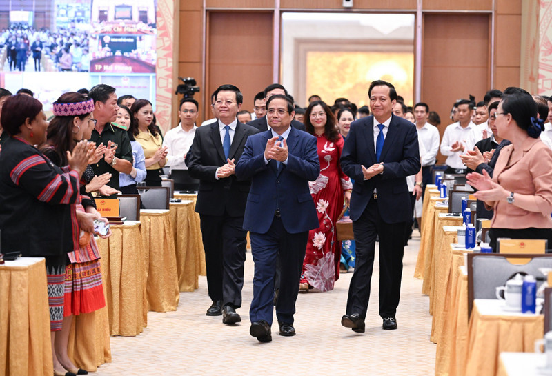 政府总理范明正和各位代表出席山区与少数民族地区经济社会发展国家目标计划实施情况总结会议。