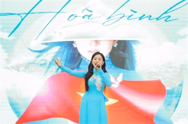 越南歌手阮缘琼演唱《誓言守护人民安宁》。（图片来源：越通社）