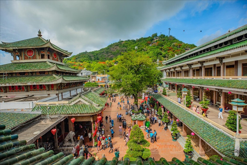 参山主处圣母庙是安江省的著名旅游景点。（图片来源：越南画报）