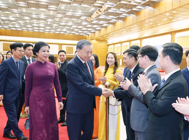越共中央总书记苏林和夫人的送行仪式在韩国首尔城南军用机场举行。