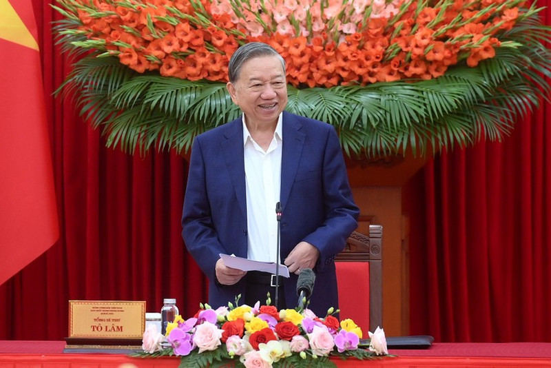 苏林总书记在会议上发表讲话。