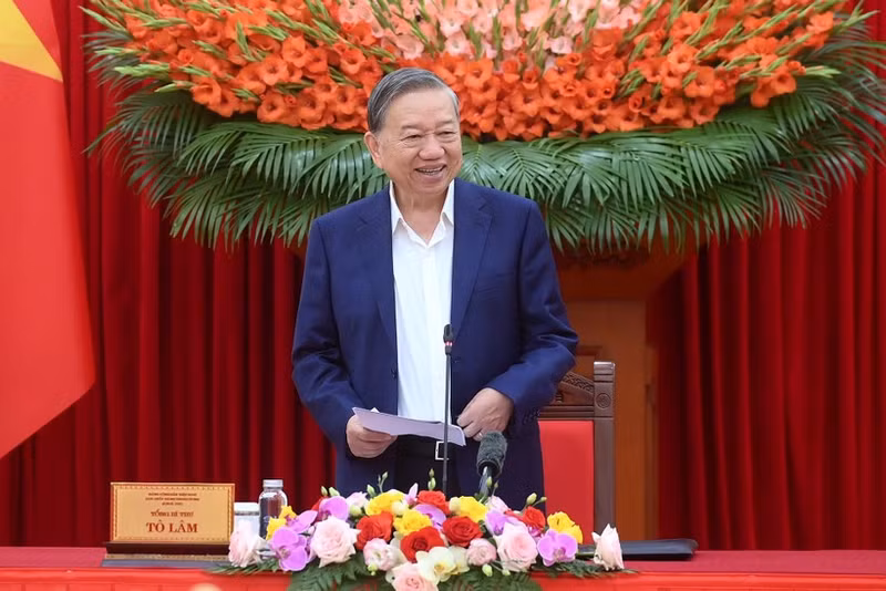 苏林总书记在会议上发表讲话。