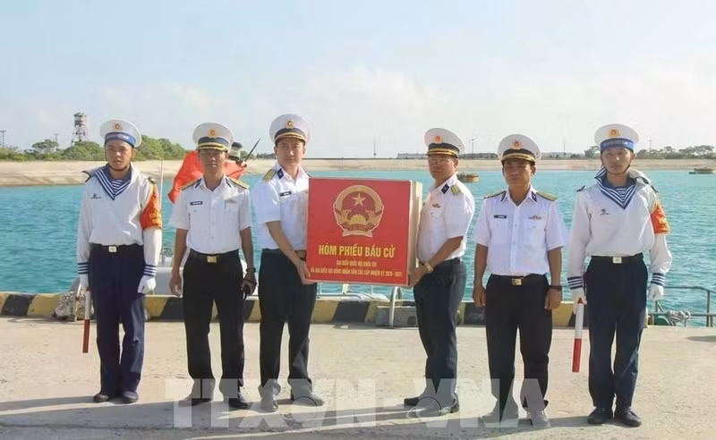 属于东海坊的第4投票区（位于第5水上特工旅）获准于3月5日提前举行选举。（图片来源：越通社）