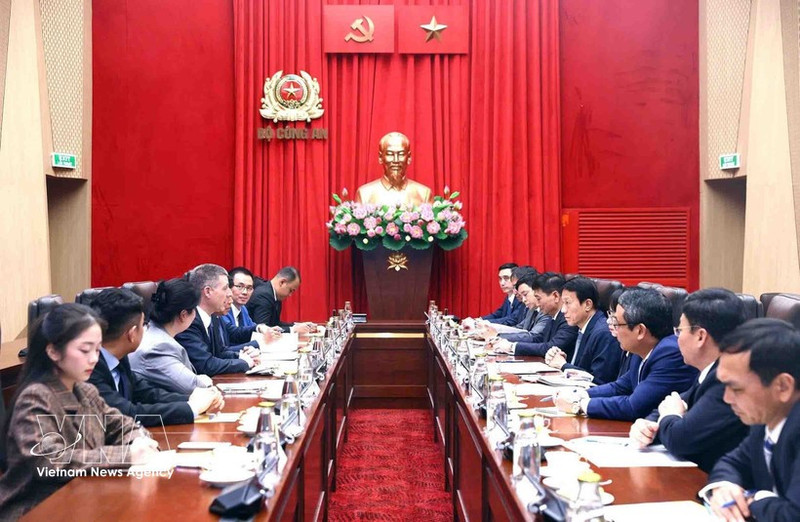 双方会见场面。