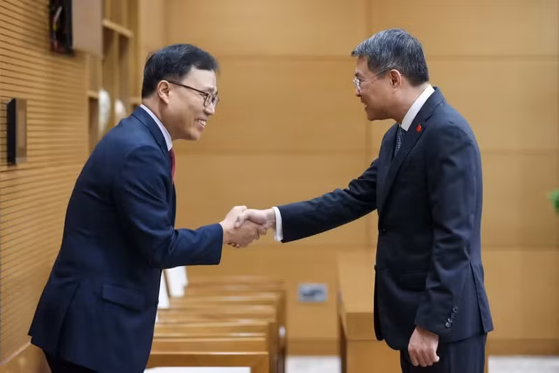越南政府总理黎明兴与韩国驻越南大使崔泳杉。