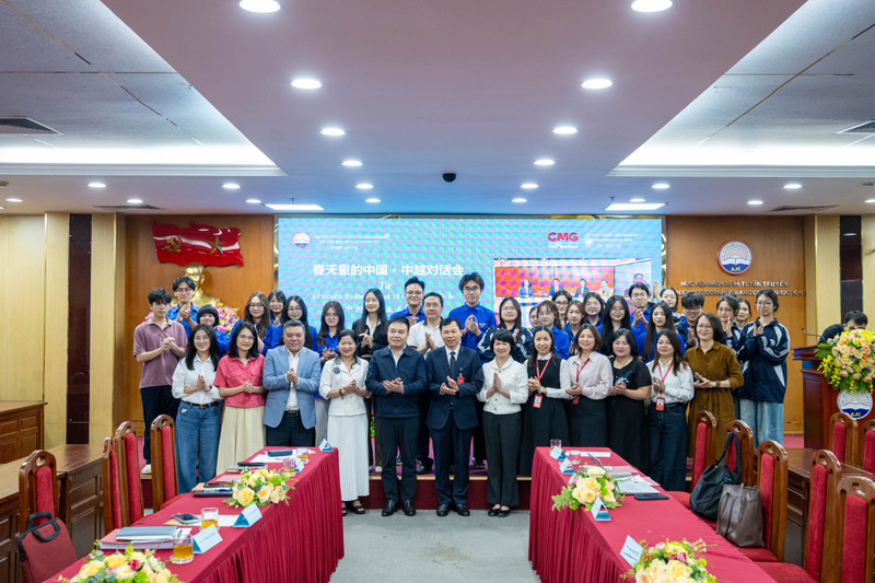 与会代表和越南新闻与宣传学院学生合影留念。（秋兰 摄）