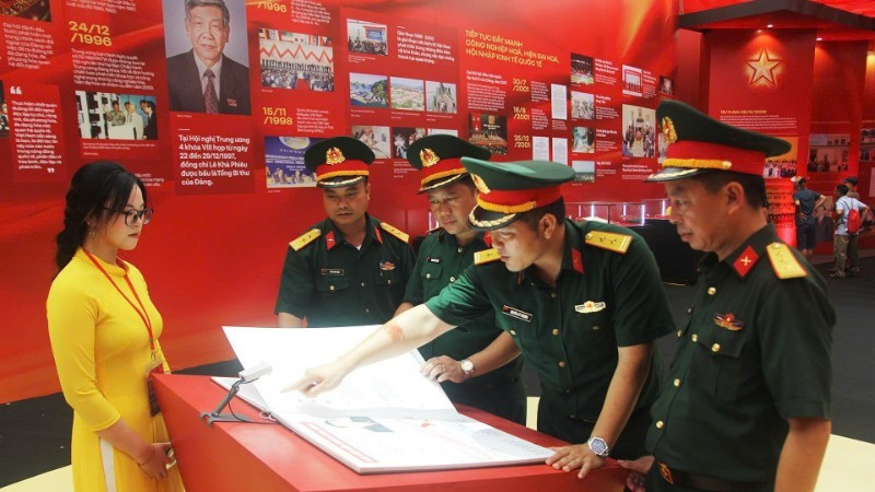 参观展览的各位战士。