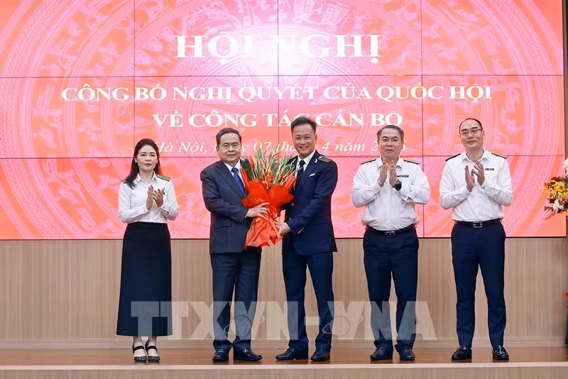 国会主席陈青敏向新任国家审计署审计长阮有义赠送鲜花。（图片来源：越通社）