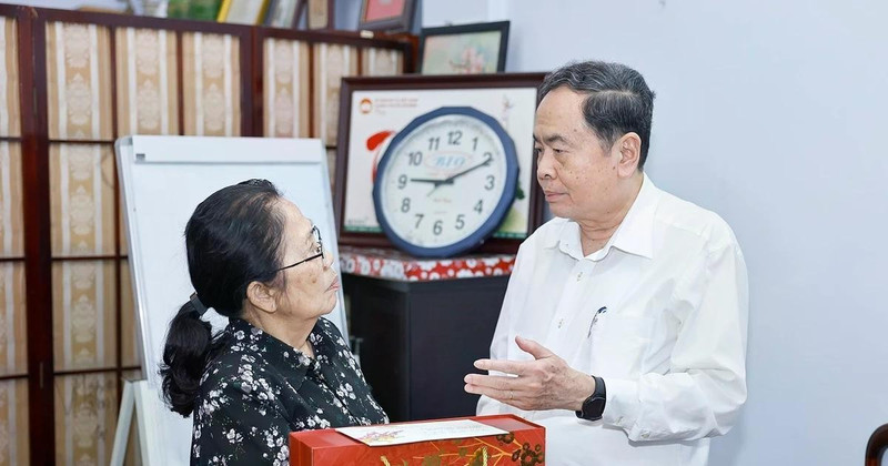 会主席还走访并向教授、医生、原国会副主席阮氏玉凤。（图片来源：越通社）