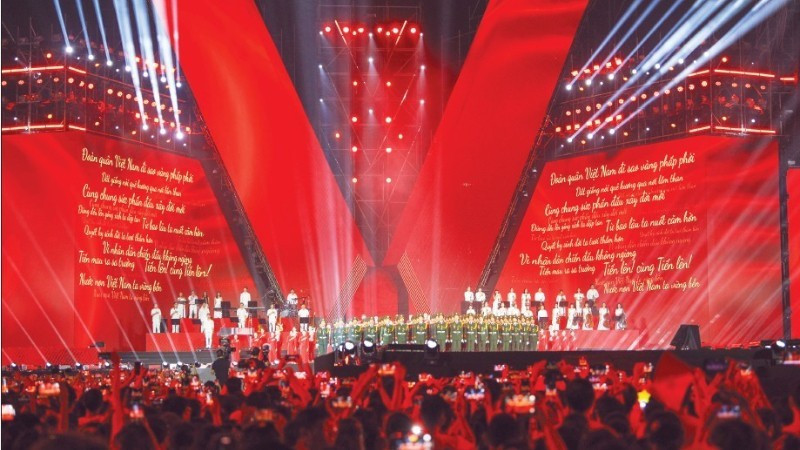 《人民报》社主办的文艺晚会《祖国在心中》吸引广大人民的关注。（世代 摄）