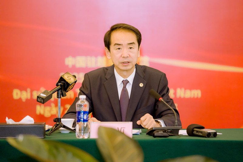 中国驻越南大使何炜在记者见面会上发表讲话。（图：秋兰摄）