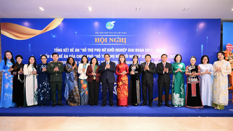 范明正总理同与会代表合影留念。