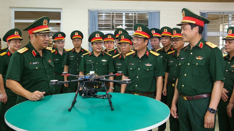 越共中央委员会委员、国防部副部长范怀南上将检查由Z113工厂研究生产的无人机产品。