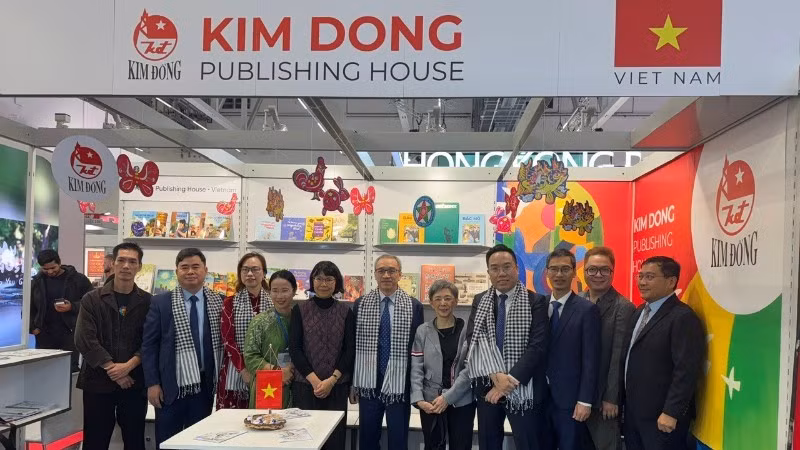 参观越南图书空间展区的嘉宾合影。