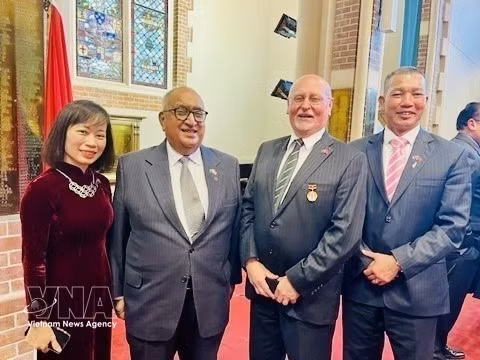 新西兰—越南友好协会（NZVFA）代理主席阿南德·萨蒂亚南德（左二）与协会成员合影留念。（图片来源：越通社）