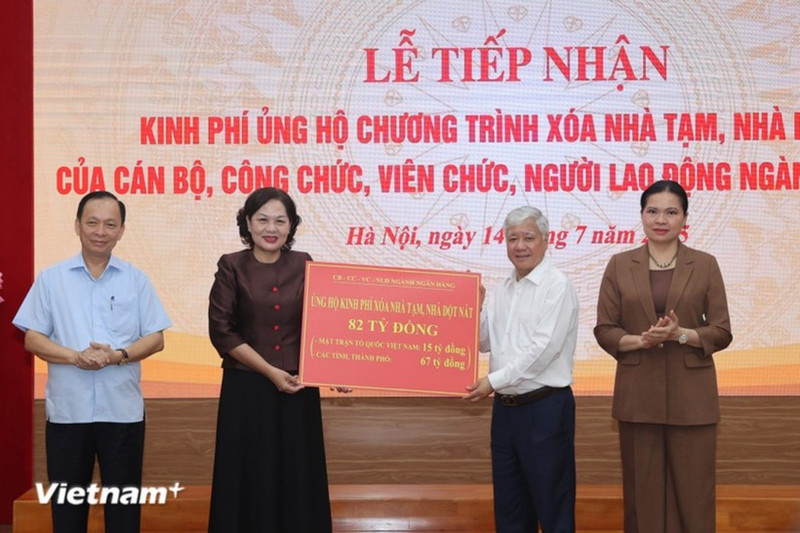 越南国家银行行长阮氏红向越南祖国阵线中央委员会递交银行职工捐赠的款项。（图片来源：越通社）