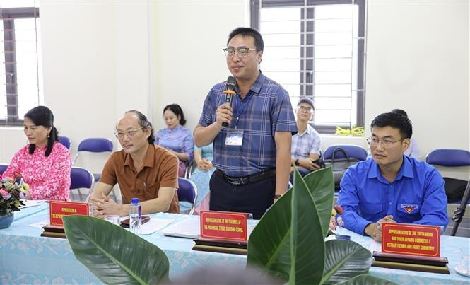 奠边省民族寄宿中学校长武忠环在会上发表讲话。（图片来源：越通社）